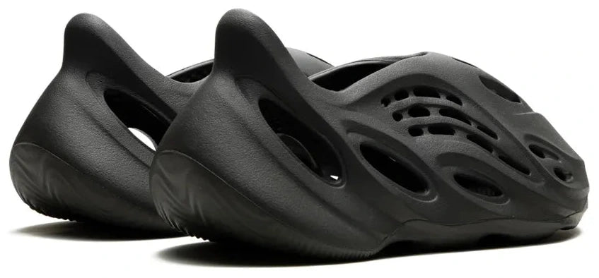 Yeezy Foam RNNR “Carbon”