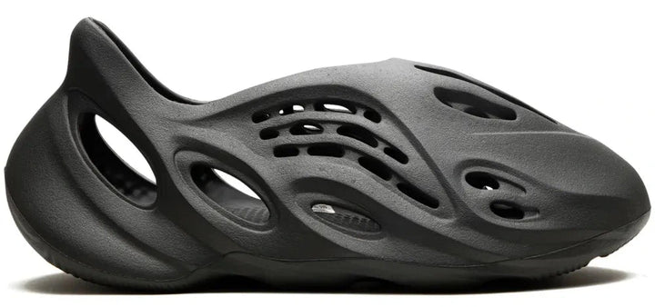 Yeezy Foam RNNR “Carbon”